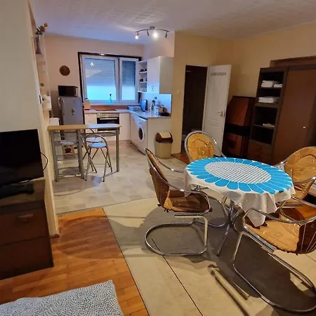 Friendly In The Suburb. ブダペスト